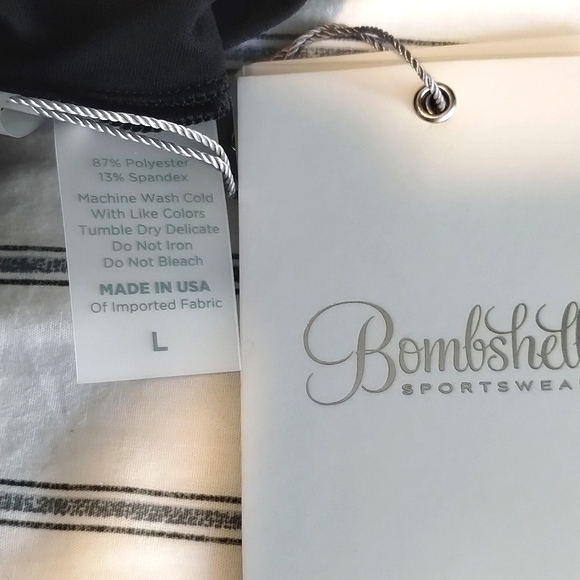 ❌SOLD❌ Bombshell SET V Back Leggings & Sports Bra Large - Picture 5 of 5